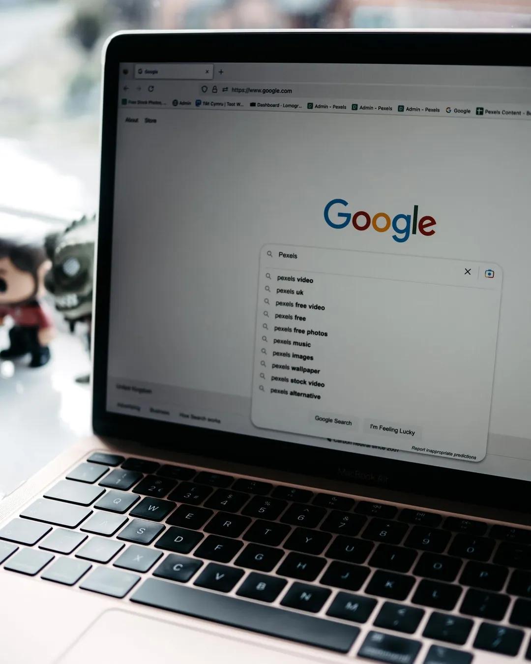 Recherche Google sur un ordinateur portable, le point de départ des campagnes Google Ads au Maroc