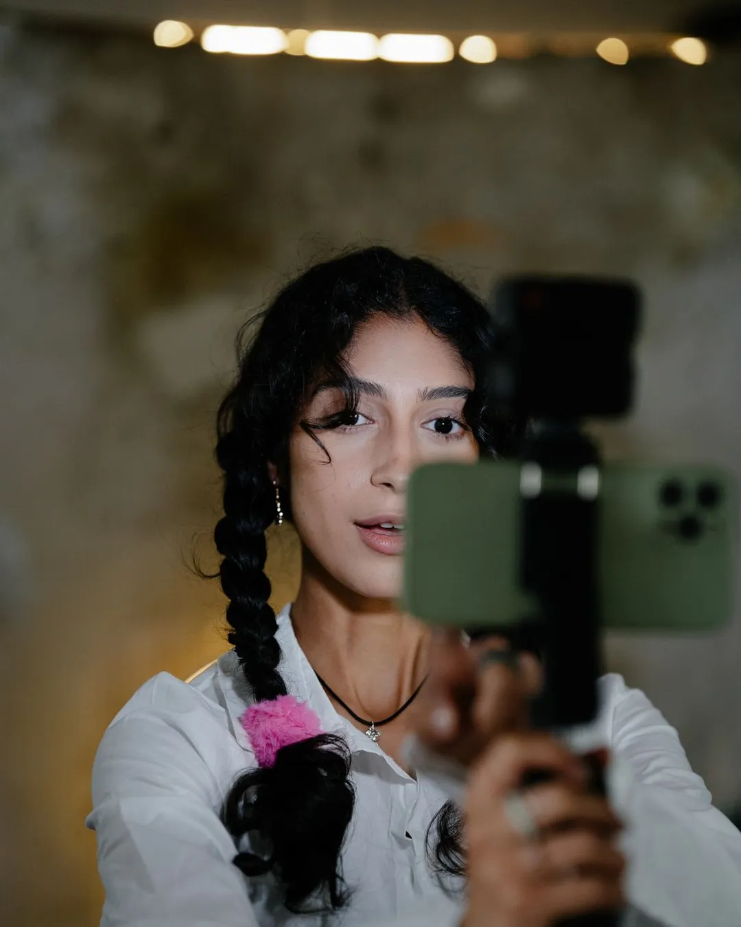 Créatrice qui filme une vidéo verticale au smartphone pour TikTok